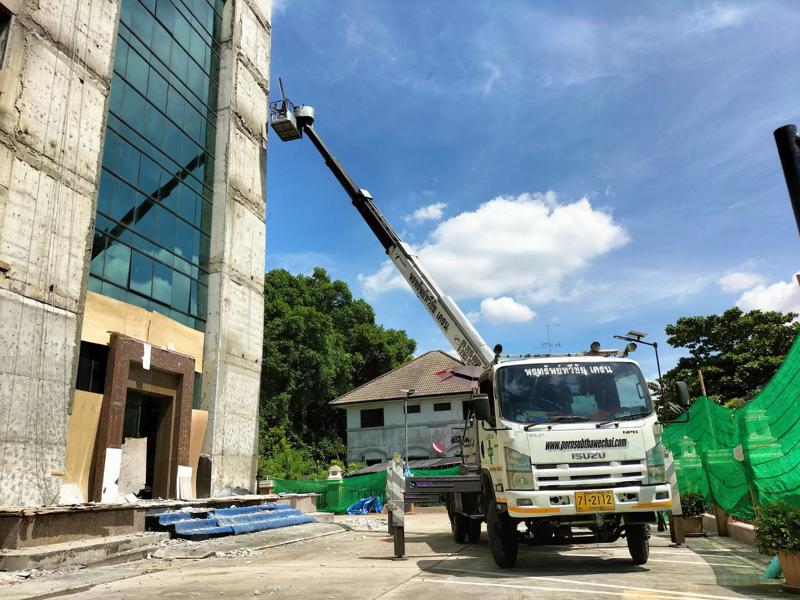 รถกระเช้าทำงานที่สูงหน้าตึกในกรุงเทพ