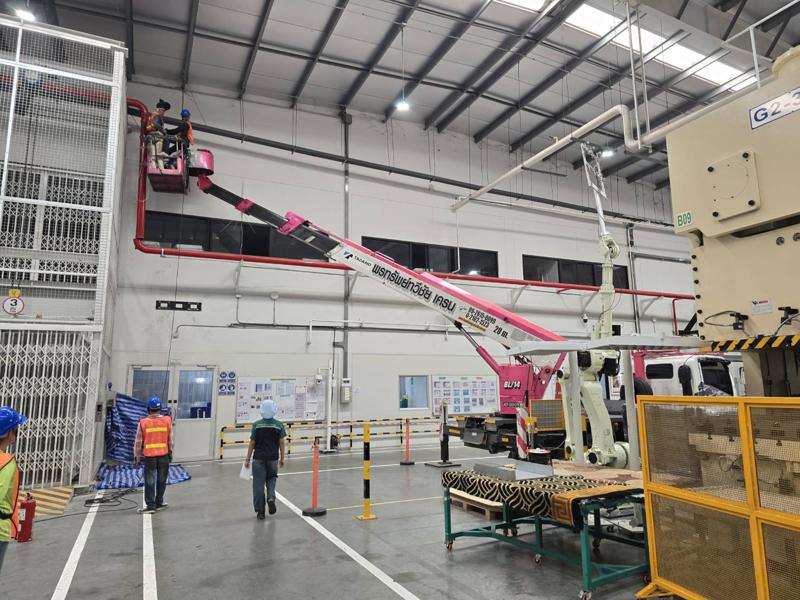 เคสจริงในไทย: ใช้รถกระเช้าทำงานในห้างและคลังสินค้า พร้อมกั้นโซนและผู้ให้สัญญาณมือ