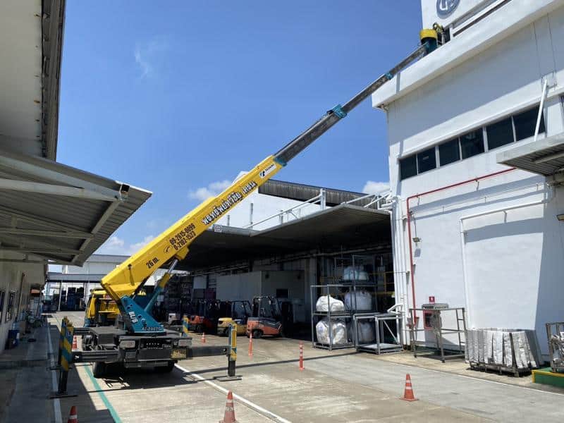 ตัวอย่างงานจริง รถกระเช้าติดตั้งไฟและเดินสายบนอาคารในกรุงเทพ