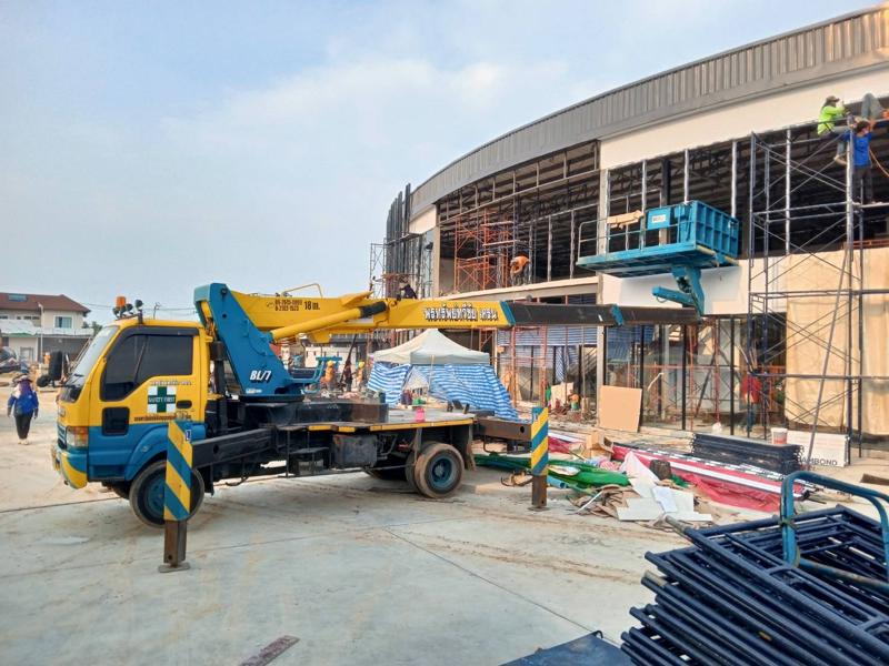 รถกระเช้าถาดใหญ่ สูง 18 เมตร ใช้ทำงานติดตั้งกระจก ในปทุมธานี พร้อมพนักงานขับและเซฟตี้