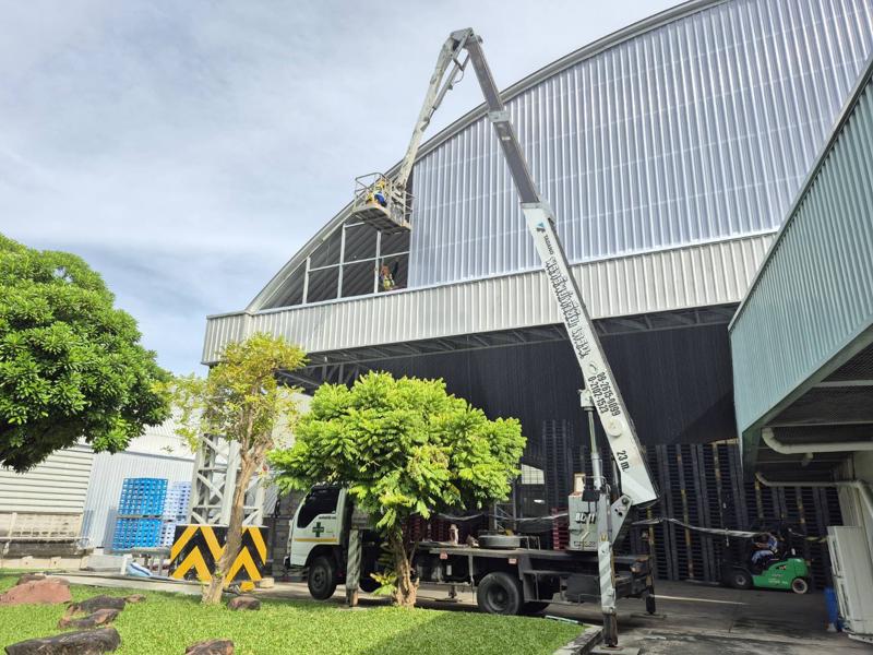 รถกระเช้าแขนพับ สูง 23 เมตร ใช้ทำตรวจเช็คหลังคา ในชลบุรี พร้อมพนักงานขับและเซฟตี้