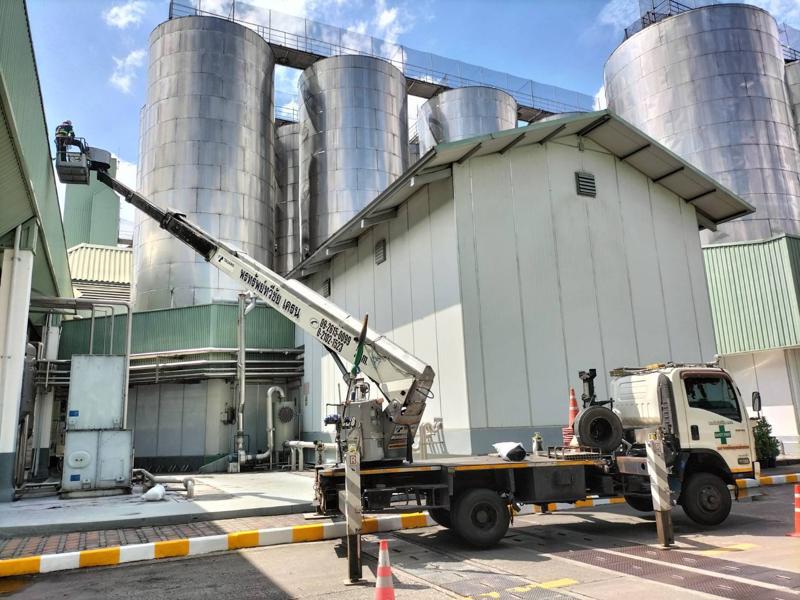 รถกระเช้า สูง 26 เมตร ใช้ทำทาสีอาคาร ในกรุงเทพ พร้อมพนักงานขับและเซฟตี้