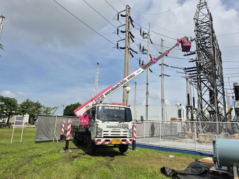 รถกระเช้า SkyMaster สูง 27 เมตร ใช้ทำงานระบบไฟฟ้า ในโรงไฟฟ้า พร้อมพนักงานขับและเซฟตี้