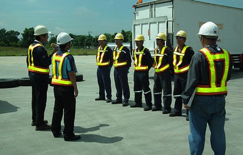 ทีมงานประชุม Toolbox Talk หน้างานก่อนเริ่มยก พร้อมแสดงแผนผังโซนปลอดภัย