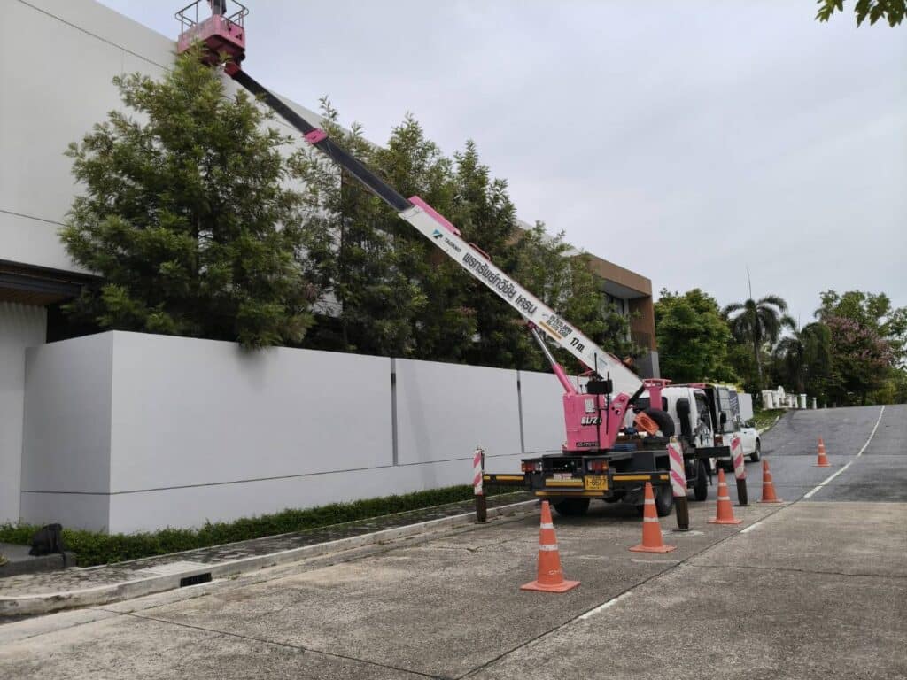 รถกระเช้าบูม รกำลังทำงานในไซต์ก่อสร้าง