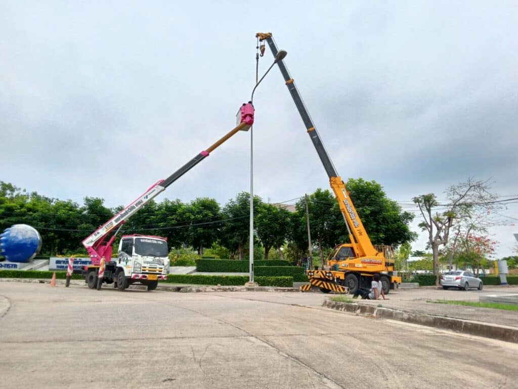 เครน vs รถกระเช้า Aerial Work Platform