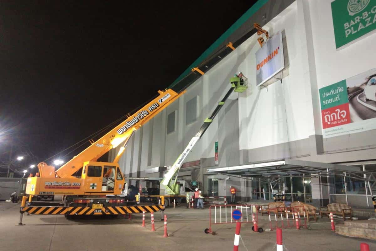 เลือกรถเครนกับรถกระเช้าให้พอดีกับงาน ติดตั้งป้าย